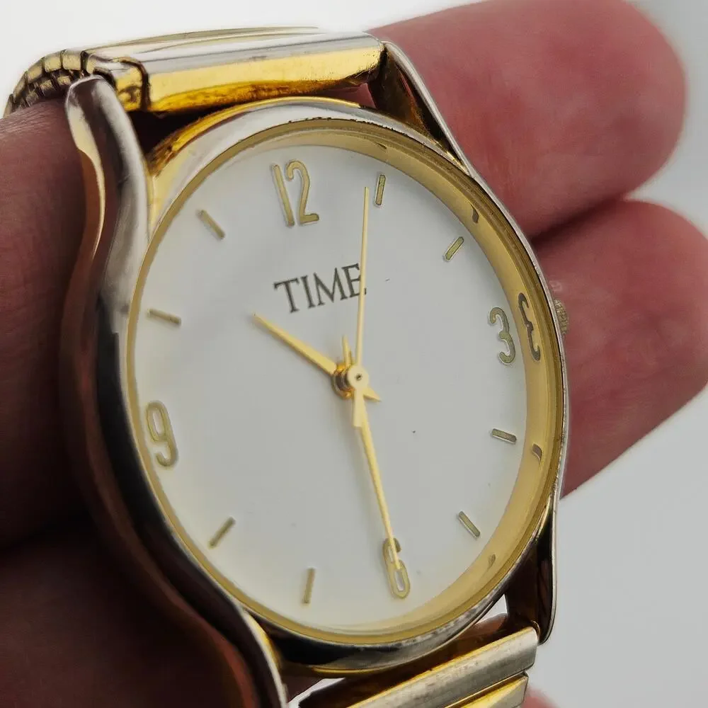 Time Women's Gold Tone Pull On Stretch Watch Simple Contemporary Casual Everyday